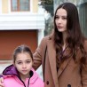 Elçin Zehra Irem da vida a Hicran Kayalar, una madre convencida de que su hija sigue con vida.