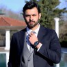 Berk Bakioglu es Emre Aksoy, el padre adoptivo de Melek.