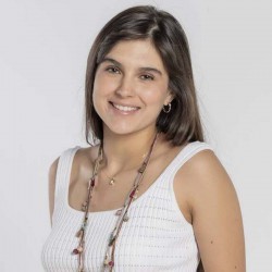 Romina Poza es Lucía Castillo en Tu Vida es Mi Vida.